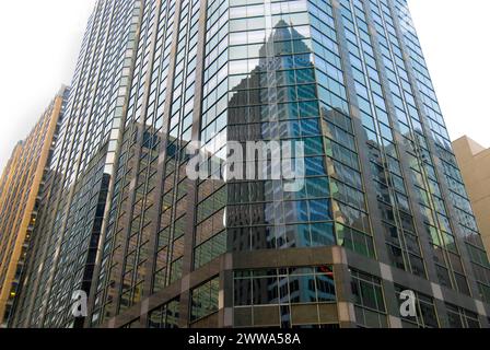 Gebäudereflexionen - Details im Stadtzentrum - Chicago, Illinois - USA Stockfoto