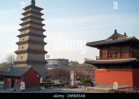 Xumi-Pagode und Glockenturm im Kaiyuan-Tempel in Zhengding, Provinz Hebei, China. Stockfoto