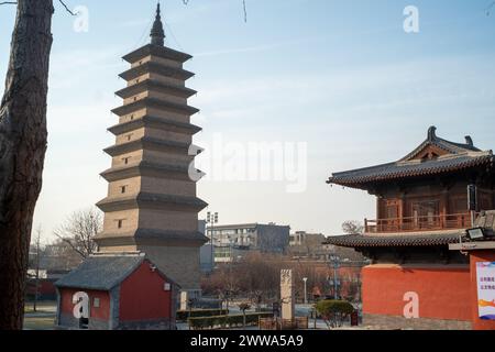 Xumi-Pagode und Glockenturm im Kaiyuan-Tempel in Zhengding, Provinz Hebei, China. Stockfoto