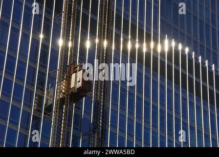 Aufzüge an der Seite des Glasturms während des Baus des Trump Tower - Chicago, Illinois - USA Stockfoto