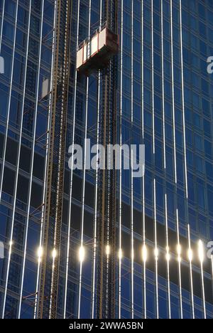 Aufzüge an der Seite des Glasturms während des Baus des Trump Tower - Chicago, Illinois - USA Stockfoto