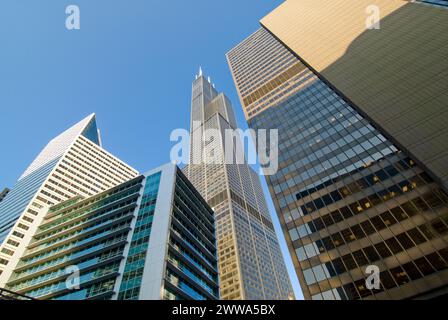 Sears Tower, eingerahmt von Hochhäusern, die den Chicago River entlang führen - mit 110 Etagen, höchstes Gebäude der Welt von 1974 bis 1997 - Chicago, Illinois - USA Stockfoto