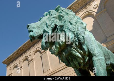 Ein berühmtes Wahrzeichen, die bronzenen Löwen stehen am Eingang des Art Institute of Chicago - die Löwen wurden 1894 vom Bildhauer Edward Kemeys fertiggestellt Stockfoto