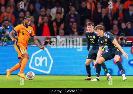 Amsterdam, Niederlande. März 2024. AMSTERDAM, NIEDERLANDE - 22. MÄRZ: Georginio Wijnaldum aus den Niederlanden kämpft um den Ball mit Nathan Patterson aus Schottland und Jack Hendry aus Schottland während des Internationalen Freundschaftsspiels zwischen den Niederlanden und Schottland in der Johan Cruijff Arena am 22. März 2024 in Amsterdam. (Foto: Joris Verwijst/BSR Agency) Credit: BSR Agency/Alamy Live News Stockfoto