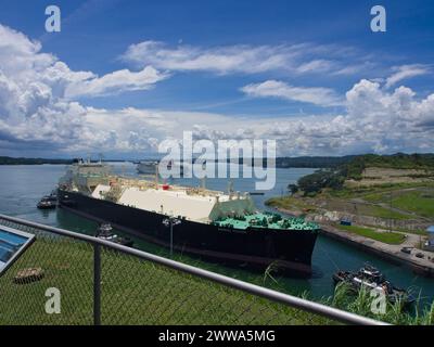 Schiffe, die durch den Panama-Kanal Stockfoto