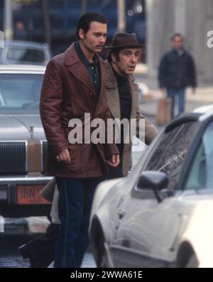 1996Al Pacino Johnny Depp auf dem Filmset Donny Brasco John Barrett/PHOTOlink.net / MediaPunch Stockfoto