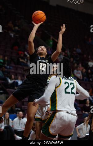 Blacksburg, VA, USA. März 2024. Vanderbilt Commodores Stürmer Khamil Pierre (12) schießt den Ball während der ersten Runde des College-Basketballspiels im NCAA-Turnier der Frauen zwischen den Vanderbilt Commodores und den Baylor Lady Bears im Cassell Coliseum in Blacksburg, VA. Jonathan Huff/CSM/Alamy Live News Stockfoto