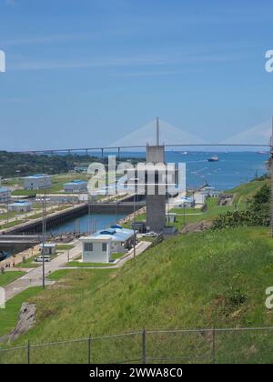 Agua Clara Kontrollturm und Blick auf die Brücke Stockfoto