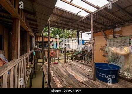 Holzhäuser der Slum, die über Wasser in der armen Nachbarschaft von Belem City in Brasilien gebaut wurden Stockfoto