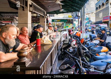 Touristen in der Bar beobachten tagsüber den Verkehr, die Menschen, die Gebäude auf Soi Buakhao, Pattaya, Thailand Stockfoto