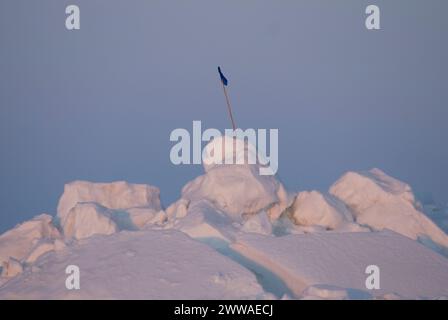 Flagge einer Inupiaq-Walfangcrew, die an einer Harpune im Packeis-Chukchi-Meer vor der Küste des arktischen Dorfes Barrow, Alaska, befestigt ist Stockfoto