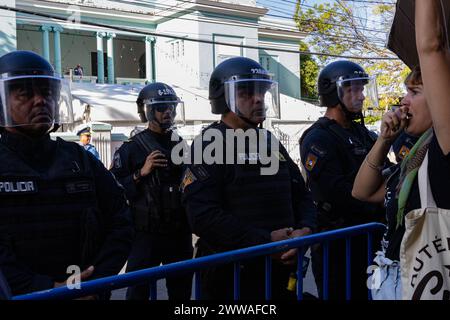 San Juan, USA. März 2024. Pro-palästinensische Demonstranten hetzen eine Polizeilinie zwischen Puerto Rico und dem Gemeindezentrum, in dem Vizepräsidentin Kamala Harris am Freitag, den 22. März 2024, in San Juan, Puerto Rico spricht. (Foto: Carlos Berríos Polanco/SIPA USA) Credit: SIPA USA/Alamy Live News Stockfoto