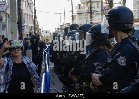 San Juan, USA. März 2024. Pro-palästinensische Demonstranten hetzen eine Polizeilinie zwischen Puerto Rico und dem Gemeindezentrum, in dem Vizepräsidentin Kamala Harris am Freitag, den 22. März 2024, in San Juan, Puerto Rico spricht. (Foto: Carlos Berríos Polanco/SIPA USA) Credit: SIPA USA/Alamy Live News Stockfoto