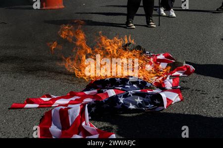 San Juan, USA. März 2024. Während einer Demonstration gegen den Besuch von Vizepräsidentin Kamala Harris in Puerto Rico am Freitag, den 22. März 2024, setzten Demonstranten mehrere US-Flaggen in Brand. (Foto: Carlos Berríos Polanco/SIPA USA) Credit: SIPA USA/Alamy Live News Stockfoto