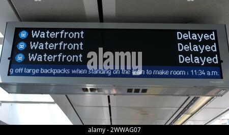 Der Blue Line Skytrain Zug fährt von der Uferpromenade zur King's George U-Bahnstation Uferpromenade mit Verspätung Skytrain-Leute, die auf dem Bahnsteig warten. Kanada Vancouver 03.22.2024 Stockfoto