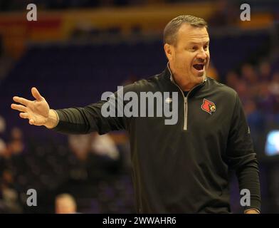 Baton Rouge, USA. März 2024. Der Cheftrainer der Louisville Cardinals, Jeff Walz, reagiert auf das Spiel während eines ersten Rundenspiels des NCAA Women's Basketball Tournament am Freitag, den 22. März 2024 in Baton Rouge, Louisiana. (Foto: Peter G. Forest/SipaUSA) Credit: SIPA USA/Alamy Live News Stockfoto