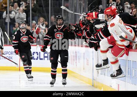 St. Cloud St. Huskies Stürmer Adam Ingram (34) skatet auf der Bank, nachdem er im Halbfinale des NCHC Frozen Faceoff zwischen der St. ein Tor geschossen hat Cloud State Huskies und die Denver University Pioneers im Xcel Energy Center, St. Paul, MN am Freitag, 22. März 2024. Denver gewann 5-4 in Überstunden. Von Russell Hons/CSM Stockfoto