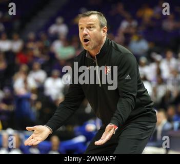 Baton Rouge, USA. März 2024. Der Cheftrainer der Louisville Cardinals, Jeff Walz, reagiert auf ein Spiel, das am Freitag, den 22. März 2024 in Baton Rouge, Louisiana, ein erstes Rundenspiel des NCAA Women's Basketball Turniers heilt. (Foto: Peter G. Forest/SipaUSA) Credit: SIPA USA/Alamy Live News Stockfoto