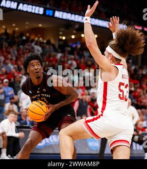 Memphis, Tennessee, USA. März 2024. Texas A&M Stürmer SOLOMON WASHINGTON (13) will den Ball während des NCAA Men's Basketball Tournament in der ersten Runde zwischen den Nebraska Cornhuskers und den Texas A&M Aggies am 22. März 2024 überholen. Texas A&M gewann 98:83. (Kreditbild: © Scott Coleman/ZUMA Press Wire) NUR REDAKTIONELLE VERWENDUNG! Nicht für kommerzielle ZWECKE! Quelle: ZUMA Press, Inc./Alamy Live News Stockfoto
