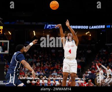 Memphis, Tennessee, USA. März 2024. Houston Guard LJ CRYER (4) schießt den Ball während des NCAA Men's Basketball Tournament in der ersten Runde zwischen den Houston Cougars und den Longwood Lancers am 22. März 2024. Houston gewann 86:46. (Kreditbild: © Scott Coleman/ZUMA Press Wire) NUR REDAKTIONELLE VERWENDUNG! Nicht für kommerzielle ZWECKE! Stockfoto