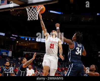 Memphis, Tennessee, USA. März 2024. EMANUEL SHARP (21) geht während des NCAA Men's Basketball Tournament in der ersten Runde zwischen den Houston Cougars und den Longwood Lancers am 22. März 2024 in den Korb. Houston gewann 86:46. (Kreditbild: © Scott Coleman/ZUMA Press Wire) NUR REDAKTIONELLE VERWENDUNG! Nicht für kommerzielle ZWECKE! Stockfoto