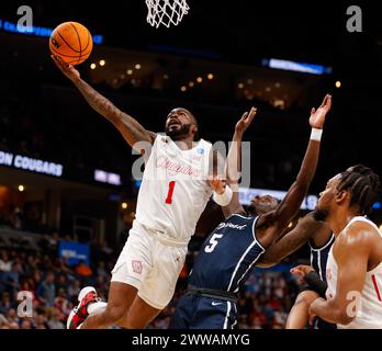 Memphis, Tennessee, USA. März 2024. JAMAL SHEAD (1) aus Houston geht in den Korb gegen JOHNATHAN MASSIE (5) während des NCAA Men's Basketball Tournament First-Round-Spiels am 22. März 2024. Houston gewann 86:46. (Kreditbild: © Scott Coleman/ZUMA Press Wire) NUR REDAKTIONELLE VERWENDUNG! Nicht für kommerzielle ZWECKE! Stockfoto