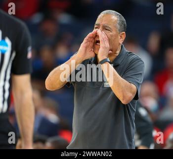 Memphis, Tennessee, USA. März 2024. Houstons Cheftrainer KELVIN SAMPSON beim NCAA Men's Basketball Tournament in der ersten Runde zwischen den Houston Cougars und den Longwood Lancers am 22. März 2024. Houston gewann 86:46. (Kreditbild: © Scott Coleman/ZUMA Press Wire) NUR REDAKTIONELLE VERWENDUNG! Nicht für kommerzielle ZWECKE! Stockfoto