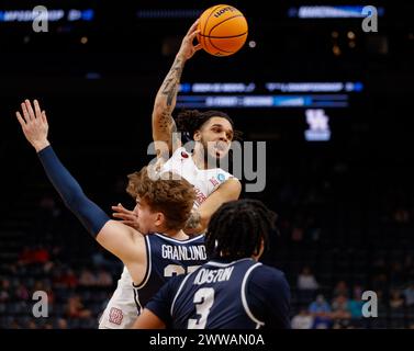 Memphis, Tennessee, USA. März 2024. EMANUEL SHARP (21), der den Ball während des NCAA Men's Basketball Tournament in der ersten Runde zwischen den Houston Cougars und den Longwood Lancers am 22. März 2024 übergibt. Houston gewann 86:46. (Kreditbild: © Scott Coleman/ZUMA Press Wire) NUR REDAKTIONELLE VERWENDUNG! Nicht für kommerzielle ZWECKE! Stockfoto