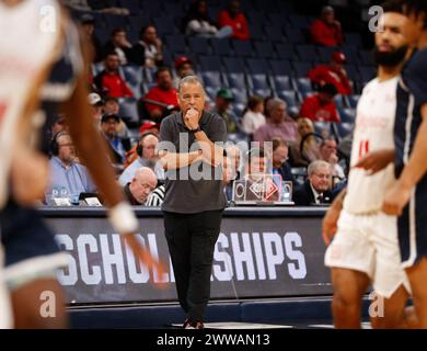 Memphis, Tennessee, USA. März 2024. Houstons Cheftrainer KELVIN SAMPSON sieht sich beim NCAA Men's Basketball Tournament in der ersten Runde zwischen den Houston Cougars und den Longwood Lancers am 22. März 2024 an. Houston gewann 86:46. (Kreditbild: © Scott Coleman/ZUMA Press Wire) NUR REDAKTIONELLE VERWENDUNG! Nicht für kommerzielle ZWECKE! Stockfoto