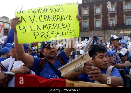 Mexiko-Stadt, Mexiko. März 2024. Anhänger des mexikanischen Präsidentschaftskandidaten Xochitl Galvez von der Koalition Fuerza y Corazon por Mexico nehmen an einer Präsidentschaftskampagne auf dem Santo Domingo Platz Teil. Am 22. März 2024 in Mexiko-Stadt. (Kreditbild: © Luis Barron/OKULARIS Via ZUMA Press Wire) NUR REDAKTIONELLE VERWENDUNG! Nicht für kommerzielle ZWECKE! Stockfoto