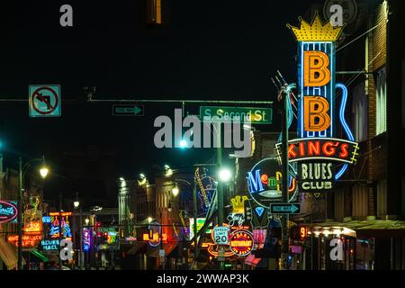 Bunte Neonfarben auf der Beale Street bei Nacht in Memphis, Tennessee. (USA) Stockfoto