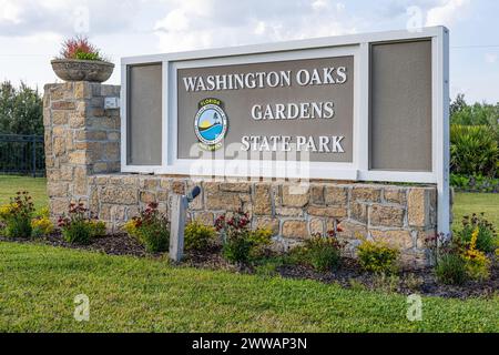 Eintrittsschild für den Washington Oaks Gardens State Park entlang der A1A Scenic & Historic Coastal Byway in Palm Coast, Florida. (USA) Stockfoto