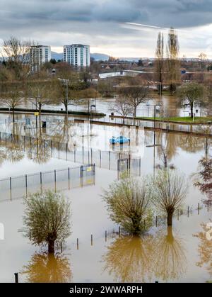 Extreme Wetterbedingungen, ausgedehnte Überschwemmungen, nach starkem, anhaltendem Regen und Stürmen, hohen, überwältigenden Flusswasserständen, umschließenden Feldern und Besitztümern Stockfoto