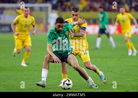 Bukarest, Rumänien. März 2024. Nicolae Stanciu (R) aus Rumänien streitet mit Brodie Spencer aus Nordirland während des internationalen Freundschaftsfußballspiels in der National Arena in Bukarest, Rumänien, 22. März 2024. Quelle: Cristian Cristel/Xinhua/Alamy Live News Stockfoto