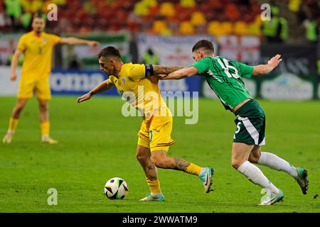 Bukarest, Rumänien. März 2024. Nicolae Stanciu (L) aus Rumänien streitet mit Jordan Thompson aus Nordirland während des internationalen Freundschaftsfußballspiels in der National Arena in Bukarest, Rumänien, 22. März 2024. Quelle: Cristian Cristel/Xinhua/Alamy Live News Stockfoto