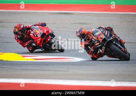 Portimao, Portugal. März 2024. Maverick Vinales aus Spanien und Aprilia Racing (12) und Augusto Fernandez aus Spanien und RedBull GASGAS Tech3 (37) im Einsatz während des MotoGP-Rennens Nr. 1 des Tissot Grand Prix in Portugal auf dem Algarve International Circuit in Portimao. (Foto: Henrique Casinhas/SOPA Images/SIPA USA) Credit: SIPA USA/Alamy Live News Stockfoto