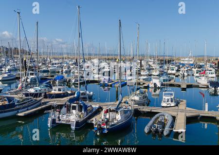 Bangor, County Down, Nordirland 20. März 2024 - Bangor Yachthafen mit einer Vielzahl von Schiffen, einschließlich Fischerbooten, die an der Front gemietet werden können Stockfoto