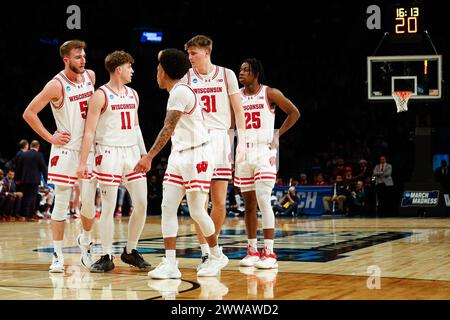 Brooklyn, NY, USA. März 2024. Wisconsin Badgers Forward Tyler Wahl (5), Guard Max Klesmit (11), Guard Chucky Hepburn (23), Forward Nolan Winter (31) und Guard John Blackwell (25) während des NCAA Men's March Madness Round One Turnier Basketballspiels zwischen den James Madison Dukes und den Wisconsin Badgers im Barclays Center in Brooklyn, NY. Darren Lee/CSM/Alamy Live News Stockfoto