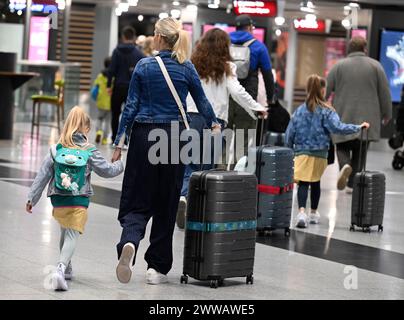 Düsseldorf, Deutschland. März 2024. Reisende schieben ihre Koffer zum Gepäckabfertigung am Flughafen der Hauptstadt. Mit dem Beginn der Osterferien heute steigt die Intensität der Reisen auf Flughäfen. Quelle: Roberto Pfeil/dpa/Alamy Live News Stockfoto