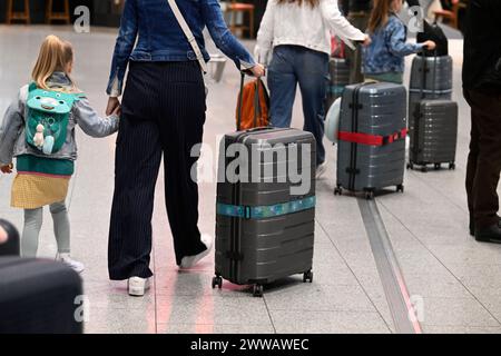 Düsseldorf, Deutschland. März 2024. Reisende schieben ihre Koffer zum Gepäckabfertigung am Flughafen der Hauptstadt. Mit dem Beginn der Osterferien heute steigt die Intensität der Reisen auf Flughäfen. Quelle: Roberto Pfeil/dpa/Alamy Live News Stockfoto