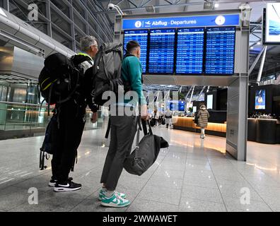 Düsseldorf, Deutschland. März 2024. Reisende schieben ihre Koffer zum Gepäckabfertigung am Flughafen der Hauptstadt. Mit dem Beginn der Osterferien heute steigt die Intensität der Reisen auf Flughäfen. Quelle: Roberto Pfeil/dpa/Alamy Live News Stockfoto