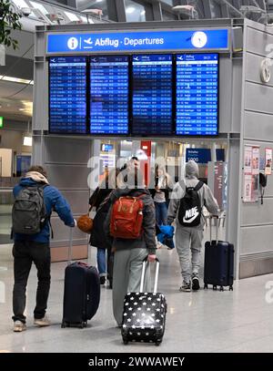 Düsseldorf, Deutschland. März 2024. Reisende schieben ihre Koffer zum Gepäckabfertigung am Flughafen der Hauptstadt. Mit dem Beginn der Osterferien heute steigt die Intensität der Reisen auf Flughäfen. Quelle: Roberto Pfeil/dpa/Alamy Live News Stockfoto