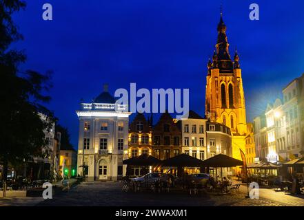 St. Martins Kirche von Kortrijk in der Abenddämmerung Stockfoto