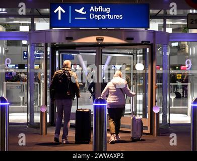 Düsseldorf, Deutschland. März 2024. Reisende schieben ihre Koffer zum Gepäckabfertigung am Flughafen der Hauptstadt. Mit dem Beginn der Osterferien heute steigt die Intensität der Reisen auf Flughäfen. Quelle: Roberto Pfeil/dpa/Alamy Live News Stockfoto