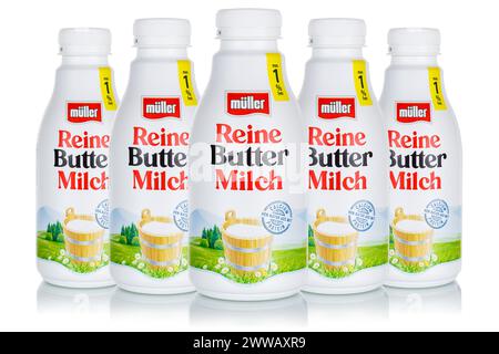 Stuttgart, Deutschland - 11. April 2023: Reine Buttermilch aus der Firma Theo Müller isoliert auf weißem Hintergrund in Stuttgart. Stockfoto