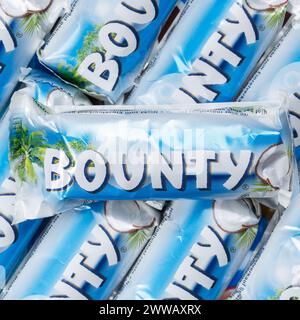 Stuttgart - 10. November 2023: Bounty Schokoladentafeln von Mars Inc. Als Hintergrundquadrat in Stuttgart. Stockfoto