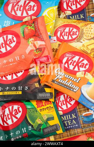 Stuttgart, Deutschland - 12. Oktober 2023: Verschiedene Typen von KitKat Kit Kat Schokoladentafeln aus Japan von Nestle als Hintergrundporträt in Stockfoto