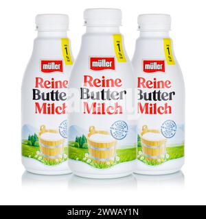 Stuttgart, Deutschland - 11. April 2023: Reine Buttermilch aus der Firma Theo Müller isoliert auf einem weißen Grundquadrat in Stuttgart. Stockfoto