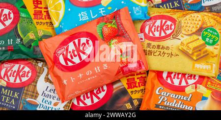 Stuttgart, Deutschland - 12. Oktober 2023: Verschiedene Typen von KitKat Kit Kat Schokoladentafeln aus Japan der Firma Nestle als Hintergrundpanorama in Stuttga Stockfoto