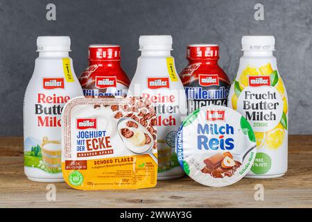 Stuttgart - 11. April 2023: Produkte der Firma Theo Müller wie Buttermilch Müllermilch und Joghurt auf Holzbrett in Stuttgart Stockfoto